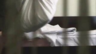 Visoka snažna pohotna zatvorska medicinska sestra veže seks u troje pornici i ponižava pokornog zatvorenika