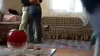 Primamljiva plavokosa djevojka animal pornici Ranae Morgan je šuškana na kauču